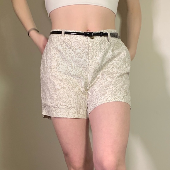 Mid-rise patterned shorts - Picture 2 of 2